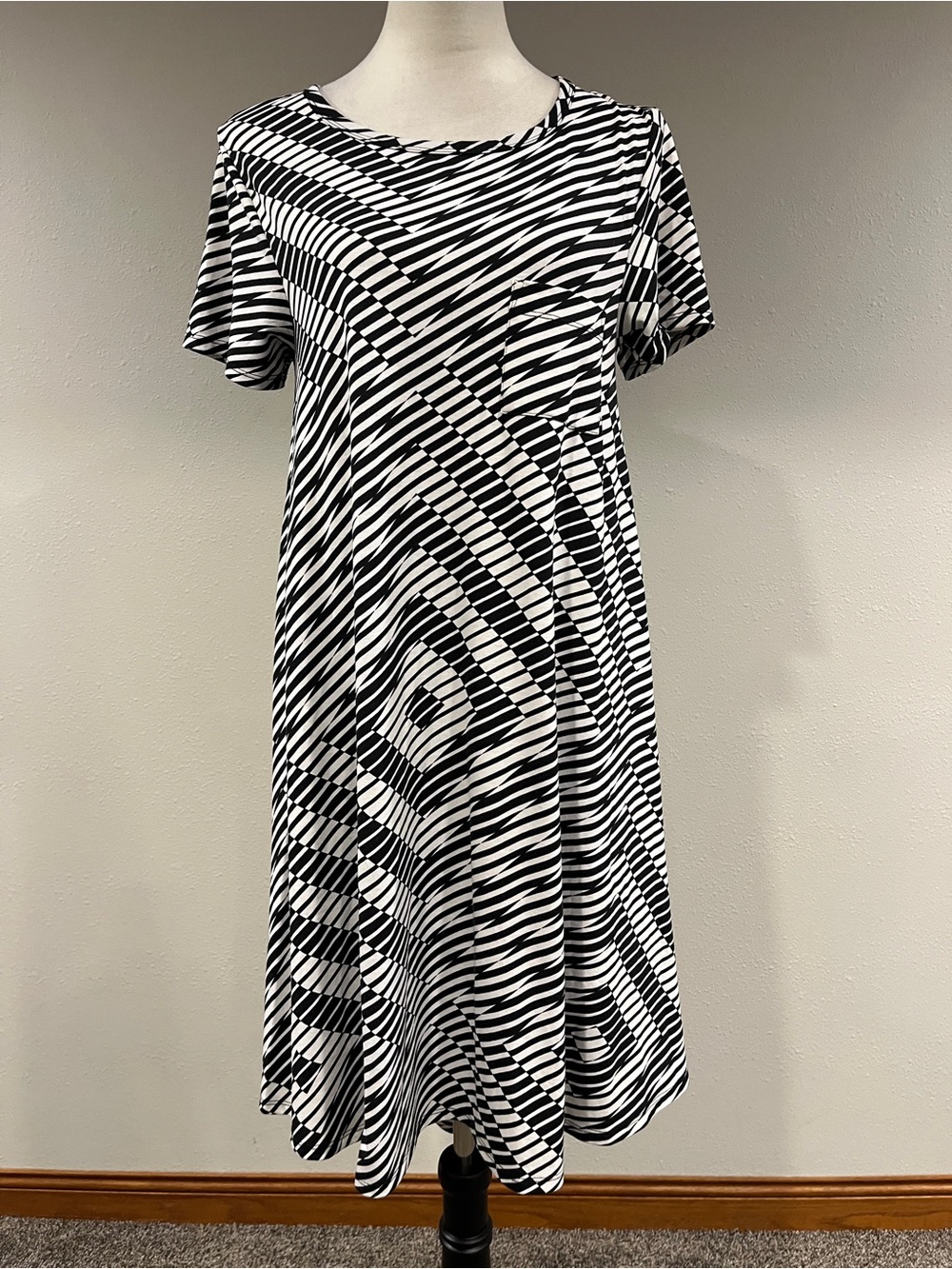 LulaRoe striped geometric Carly hi low short sleeve dress size small